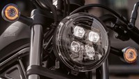 Bukan hanya itu, Honda Rebel 300 baru juga masih menggunakan headlamp atau lampu utama membulat dengan penutup mika modern. Sementara sepasang seinnya juga dibuat membulat dengan tungkai tambahan sebagai penghubung. Foto: Honda Thailand.