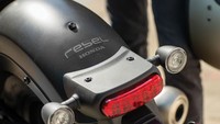 Honda Rebel 300 dibekali knalpot dengan selongsong yang agak membengkok, kemudian jok baris keduanya terhubung dengan spakbor yang mengurung roda belakang. Desain tersebut umum kita lihat di motor-motor cruiser lainnya. Foto: Honda Thailand.