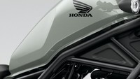 Honda Rebel 300 baru memiliki bobot kosong 165 kilogram lebih dengan kapasitas tangki BBM 11,2 liter. Ban depannya memiliki ukuran 130/90 dan belakang 15/80. Foto: Honda Thailand.