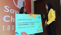 Communication and Public Relations Manager IKEA Indonesia Metha Tri Rizka (kanan) dan Corporate Partnership Coordinator Save the Children Indonesia Fitria DA Manuhutu (kiri) menyerahkan donasi program Bermain dan Berbagi 1 BLAVINGAD = 1 EURO secara simbolis di Jakarta, Kamis (22/12/2022).