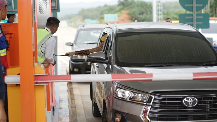 Tol Trans Sumatera resmi beroperasi pada hari ini. Masyarakat Bengkulu dapat melintas jalan tol ini secara gratis.