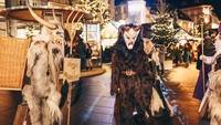 Di Austria, dan negara Eropa lainnya, natal tidak hanya diisi dengan berbagai makanan enak dan cokelat saja. Tapi juga diisi dengan Krampus, atau Santa Jahat yang ikonik dan menyeramkan. Foto: Pool/Site