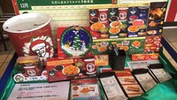 Jepang punya tradisi natal yang sudah terkenal di dunia. Yaitu dengan merayakan malam natal, di dalam restoran KFC. Foto: Pool/Site