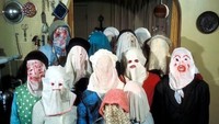  Di Newfoundland, biasanya perayaan natal diisi dengan anak-anak yang memakai masker atau tutup wajah berwarna putih. Mirip seperti Halloween, mereka juga mengetuk pintu rumah orang, untuk meminta permen hingga kue. Foto: Pool/Site