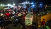 Sementara itu dilaporkan pergerakan arus pemudik yang akan menyeberang dari Pulau Jawa menuju Pulau Sumatera di Pelabuhan Merak terpantau padat merayap pada Kamis (22/12/2022) malam.  