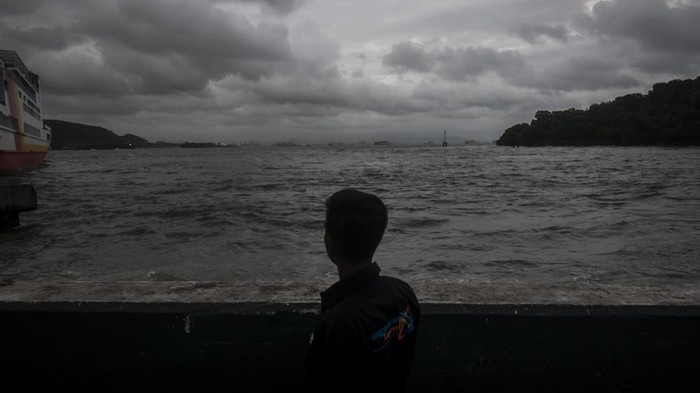 Jelang Nataru, Cuaca Buruk Hantui Pelabuhan Merak Sejumlah kendaraan menumpuk saat kapal terdampak cuaca buruk di Pelabuhan Merak, Kota Cilegon, Banten, Kamis (22/12/2022). Dampak cuaca buruk angin kencang disertai gelombang tinggi tersebut mengakibatkan sejumlah kapal kesulitan bertolak dan berlabuh. ANTARA FOTO/Muhammad Bagus Khoirunas/foc.