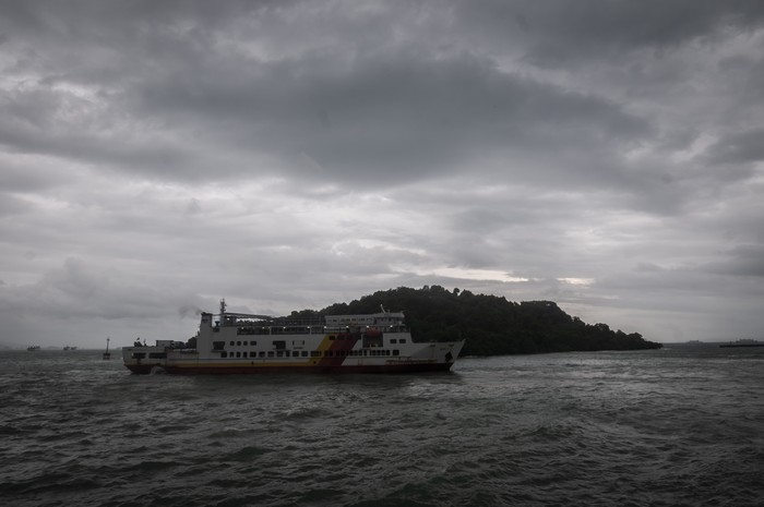 Sejumlah kendaraan menumpuk saat kapal terdampak cuaca buruk di Pelabuhan Merak, Kota Cilegon, Banten, Kamis (22/12/2022). Dampak cuaca buruk angin kencang disertai gelombang tinggi tersebut mengakibatkan sejumlah kapal kesulitan bertolak dan berlabuh. ANTARA FOTO/Muhammad Bagus Khoirunas/foc.