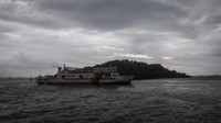 Awan gelap terlihat dari Pelabuhan Merak, Kota Cilegon, Banten, Kamis (22/12/2022).   