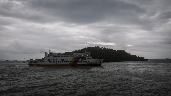 Sejumlah kendaraan menumpuk saat kapal terdampak cuaca buruk di Pelabuhan Merak, Kota Cilegon, Banten, Kamis (22/12/2022). Dampak cuaca buruk angin kencang disertai gelombang tinggi tersebut mengakibatkan sejumlah kapal kesulitan bertolak dan berlabuh. ANTARA FOTO/Muhammad Bagus Khoirunas/foc.