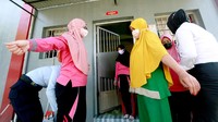 Selain merazia kamar, petugas juga melakukan pemeriksaan badan kepada semua warga binaan.  