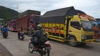 Tidak hanya mobil pribadi yang akan mudik ke Pulau Sumatera, kendaraan barang juga ikut mengantre.