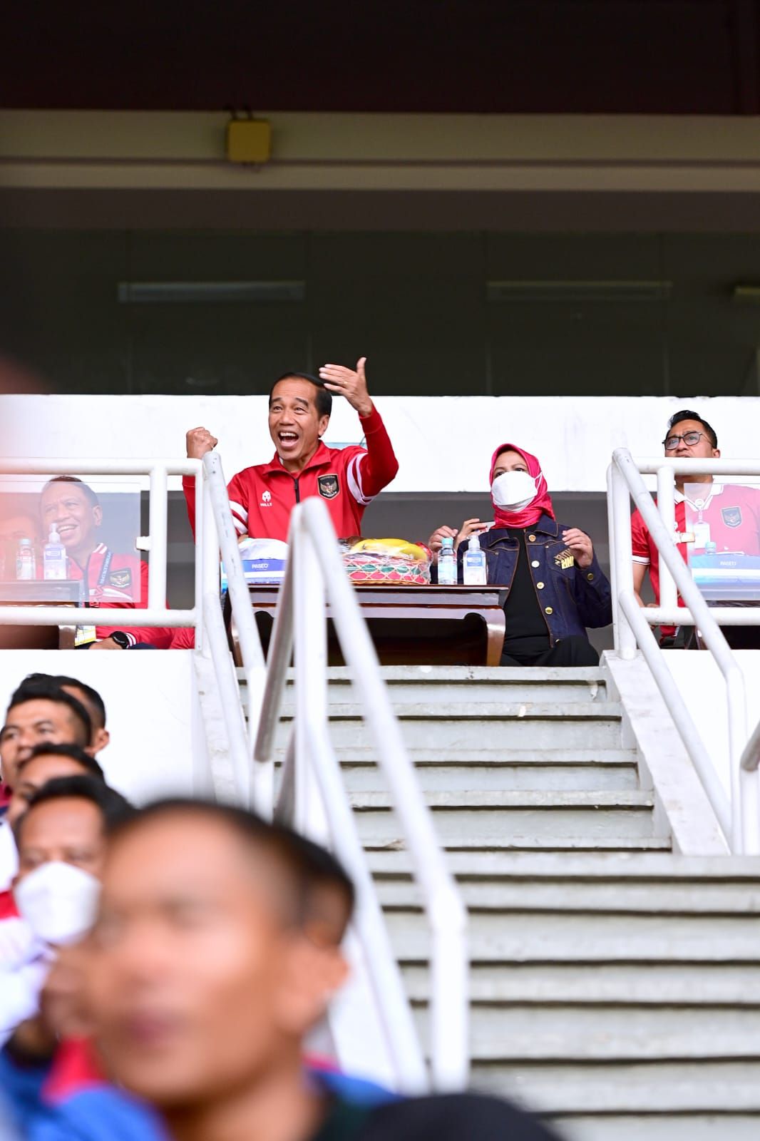 Jokowi menonton timnas sepakbola Indonesia vs Kamboja di GBK, 23 Desember 2022 (Muchlis Jr/Biro Setpres)