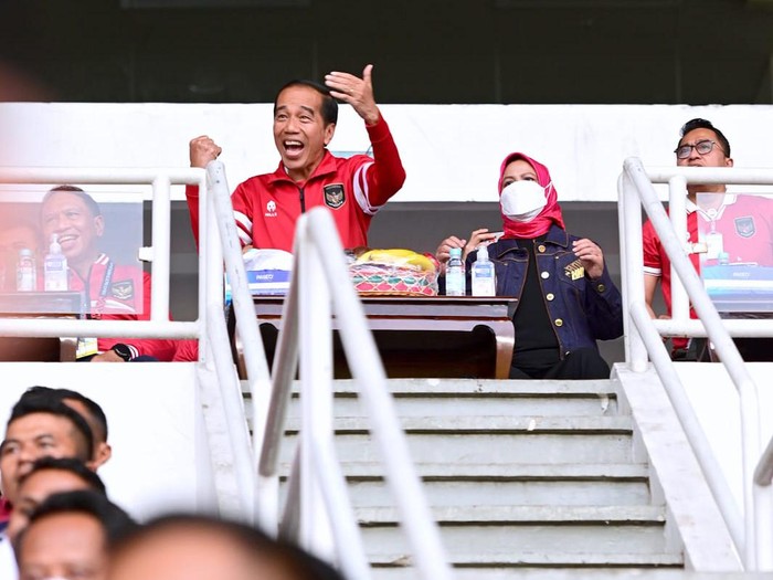 Jokowi menonton timnas sepakbola Indonesia vs Kamboja di GBK, 23 Desember 2022 (Muchlis Jr/Biro Setpres)