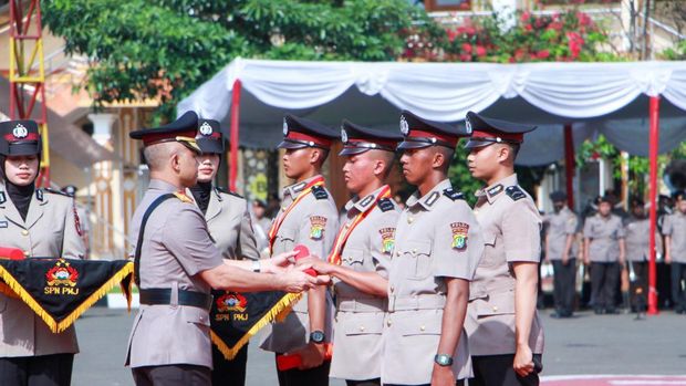 Kaesang Pangarep dan mantan asisten pribadinya, Tama Abiza yang kini jadi polisi.