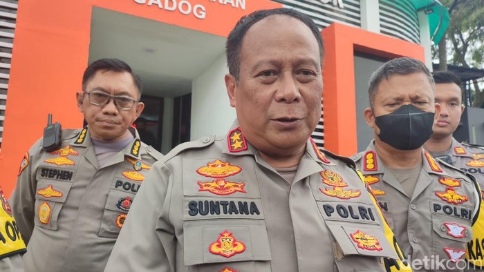 Kapolda Jawa Barat (Jabar) Irjen Suntana meninjau pos pengamanan (Pospam) Gadog, Kabupaten Bogor, Jawa Barat terkait pengamanan libur Natal dan tahun baru (Nataru) di sepanjang Jalur Puncak. (Rizky AM/detikcom)