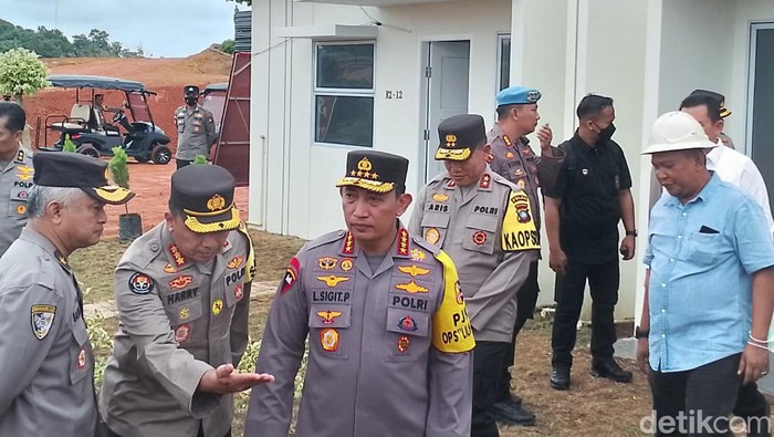 Kapolri Jenderal Listyo Sigit Prabowo meninjau perumahan Graha Bhayangkara Presisi didampingi Kapolda Kepri Irjen pol Aris Budiman dan Gubernur Kepri, Ansar Ahmad. (Alamudin/detikSumut)