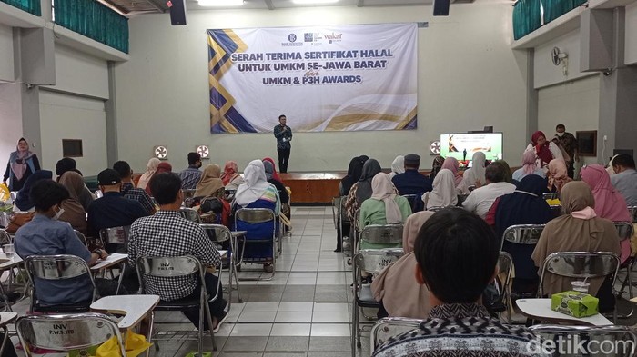 Kegiatan penyerahan sertifikat halal dari Pusat Halal Salman kepada pelaku UMKM.