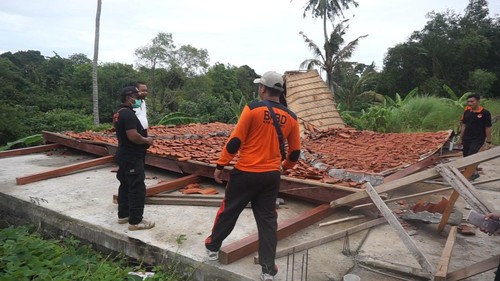 Kondisi bangunan serba guna di Pura Dalem Medura, Cemagi, Badung, Bali, yang ambruk diterpa angin, Jumat (23/12/2022).