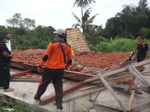 Balai Serba Guna di Pura Dalem Medura Cemagi Ambruk Diterpa Angin