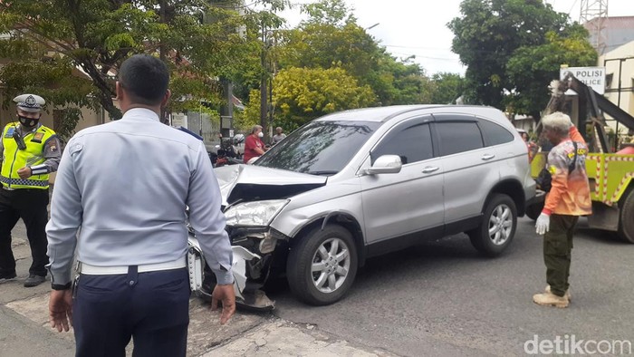 Kondisi kendaraan usai kecelakaan di dekat kantor Polsek Semarang Tengah, Jumat (23/12/2022).