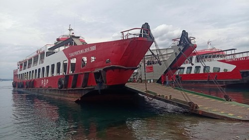 Kondisi KMP Tunu Pratama Jaya 3888 kandas di dermaga LCM Pelabuhan Gilimanuk, Jumat (23/12/2022). (I Putu Adi Budiastrawan/detikBali)