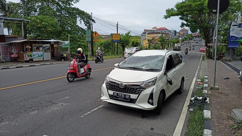 Kondisi mobil Calya DK 1830 HR usai tabrakan di jalan bypass Ir Soekarno, Jumat (23/12/2022). (istimewa)