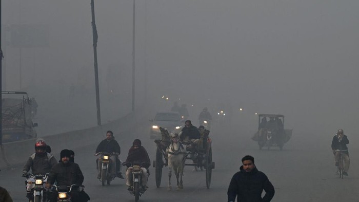 An Orange Line Metro Train (OLMT) travels amid foggy weather in Lahore on December 21, 2022. (Photo by Arif ALI / AFP) (Photo by ARIF ALI/AFP via Getty Images)