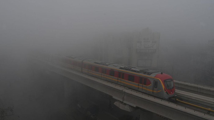 Kota Lahore Pakistan Dilanda Kabut Tebal An Orange Line Metro Train (OLMT) travels amid foggy weather in Lahore on December 21, 2022. (Photo by Arif ALI / AFP) (Photo by ARIF ALI/AFP via Getty Images)