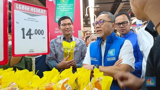 Kunjungan Mendag Zulkifli Hasan ke pasar di Bogor. (CNBC Indonesia/Martya Rizky)