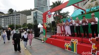 Kegiatan ini menarik perhatian warga yang melintas.