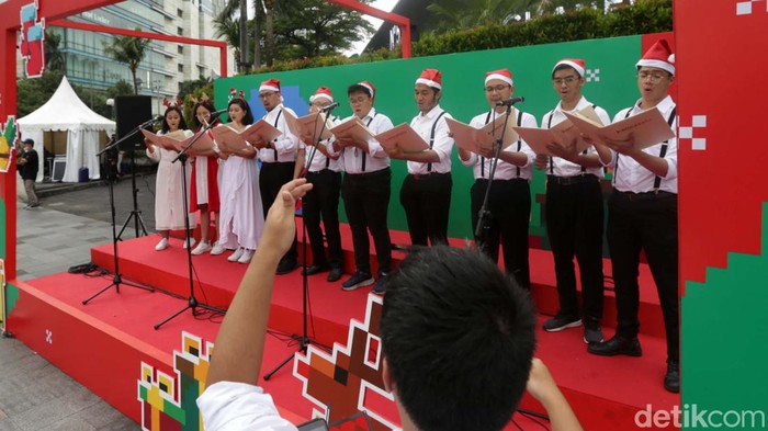 Pemprov DKI Jakarta kembali menggelar Christmas Carol untuk menyambut Natal. Lagu-lagu bertema Natal ini menggema di Bundaran HI, Jakarta.