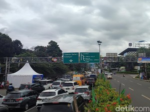 Lalin Puncak Bogor Padat, Titik Macet di Pasar Cisarua-Kawasan Taman Safari