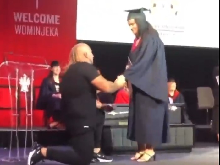 Lamaran Viral di Acara Wisuda Lamaran Viral di Acara Wisuda