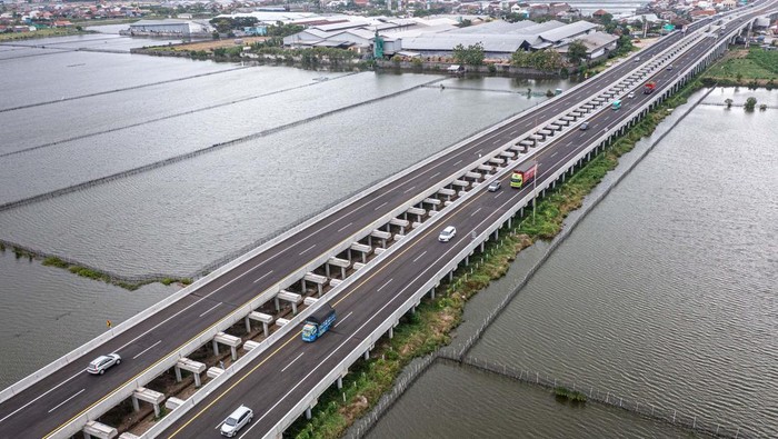 Libur Nataru, Tol Semarang-Demak Dibuka Gratis Foto udara sejumlah kendaraan roda empat melaju di Jalan Tol Semarang-Demak Seksi II di Kabupaten Demak, Jawa Tengah, Kamis (22/12/2022). Pengoperasian jalan tol sepanjang 16,31 Km secara fungsional dan dibuka dua arah itu berlangsung 22 Desember 2022 hingga 2 Januari 2023 guna menghadapi libur Natal 2022 dan Tahun Baru 2023 sebagai upaya mengurai kemacetan di jalur Pantura Semarang-Demak. ANTARA FOTO/Aji Styawan/foc.