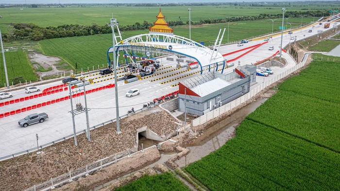 Foto udara sejumlah kendaraan roda empat melaju di Jalan Tol Semarang-Demak Seksi II di Kabupaten Demak, Jawa Tengah, Kamis (22/12/2022). Pengoperasian jalan tol sepanjang 16,31 Km secara fungsional dan dibuka dua arah itu berlangsung 22 Desember 2022 hingga 2 Januari 2023 guna menghadapi libur Natal 2022 dan Tahun Baru 2023 sebagai upaya mengurai kemacetan di jalur Pantura Semarang-Demak. ANTARA FOTO/Aji Styawan/foc.