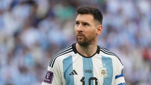 Viral Hairstylist Cukur Rambut Klien Dibentuk Bergambar Wajah Messi