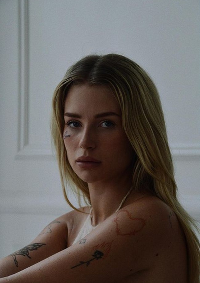 Lottie kemudian mengatakan bahwa tatonya tersebut sebagai ekspresi kebebasannya. Setelah selama ini dia mengalami masalah mental kecemasan dan depresi, Lottie mengaku bahwa kini merasa lebih baik. Foto: dok. Instagram