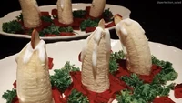 Memanfaatkan bahan-bahan seadanya, netizen ini ingin membuat pohon Natal. Menggunakan pisang dan kacang almond di atasnya, bentuknya justru menjijikan. Foto: Buzzfeed