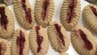 Berusaha membuat kue kering, netizen ini menghadirkan kue yang menjijikan. Ketika diunggah banyak orang yang menyebut kue ini tak layak makan karena bentuknya terlalu aneh. Foto: Buzzfeed