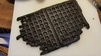 Berharap menikmati sarapan waffle yang enak saat hari Natal, netizen ini harus menahan lapar. Ditinggal terlalu lama wafflenya berujung hitam gosong. Foto: Buzzfeed