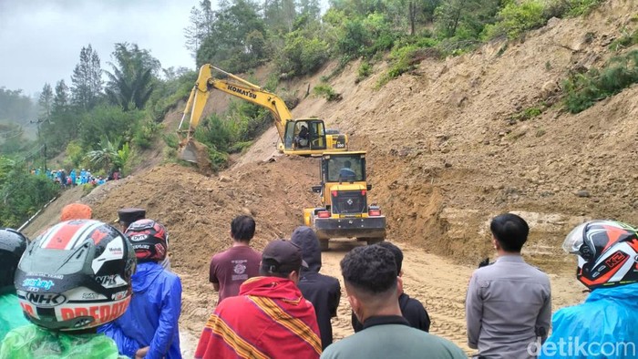 Longsor menutup akses jalan utama menuju Kabupaten Mamasa, Sulawesi Barat (Sulbar).