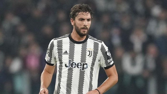 Juventus Manuel Locatelli controls the ball during the Champions League group H soccer match between Juventus and Paris Saint Germain at the Allianz stadium in Turin, Italy, Wednesday, Nov. 2, 2022. (AP Photo/Antonio Calanni)