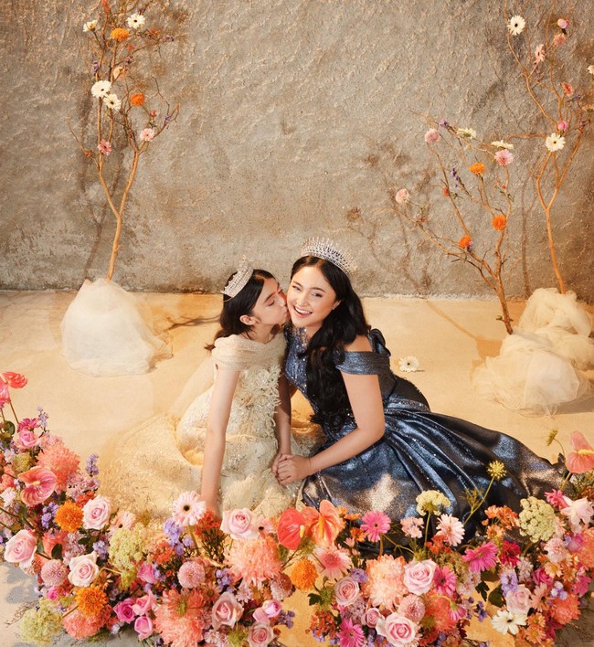 Marshanda dan Sienna tampil cantik memukau mengenakan gaun dan mahkota. Keduanya terlihat begitu cantik bak princess. Foto: Instagram/@marshanda99