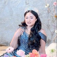 Marshanda tampil mengenakan gaun berpotongan sabrina berwarna biru tua lengkap dengan mahkota di kepalanya. Ia juga mengenakan ekstensi rambut panjang hitam yang dikeriting. Foto: Instagram/@coutier_the