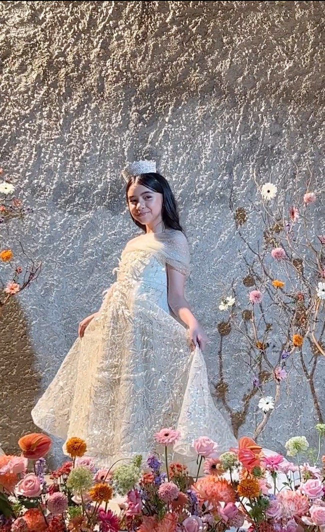 Sementara sang anak, Sienna Kasyafani cantik memukau bergaun putih sabrina. Mirip seperti sang bunda, Sienna juga mengenakan mahkota di kepalanya. Foto: Instagram/@coutier_the