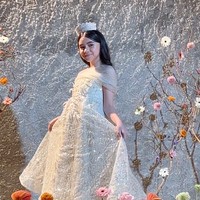 Sementara sang anak, Sienna Kasyafani cantik memukau bergaun putih sabrina. Mirip seperti sang bunda, Sienna juga mengenakan mahkota di kepalanya. Foto: Instagram/@coutier_the