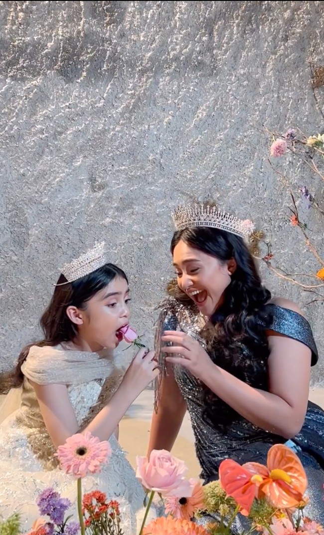 Bak di negeri dongeng, dekorasi di tempat pemotretan tersebut juga dipenuhi dengan bunga yang berwarna-warni. Foto: Instagram/@coutier_the