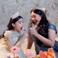 Bak di negeri dongeng, dekorasi di tempat pemotretan tersebut juga dipenuhi dengan bunga yang berwarna-warni. Foto: Instagram/@coutier_the