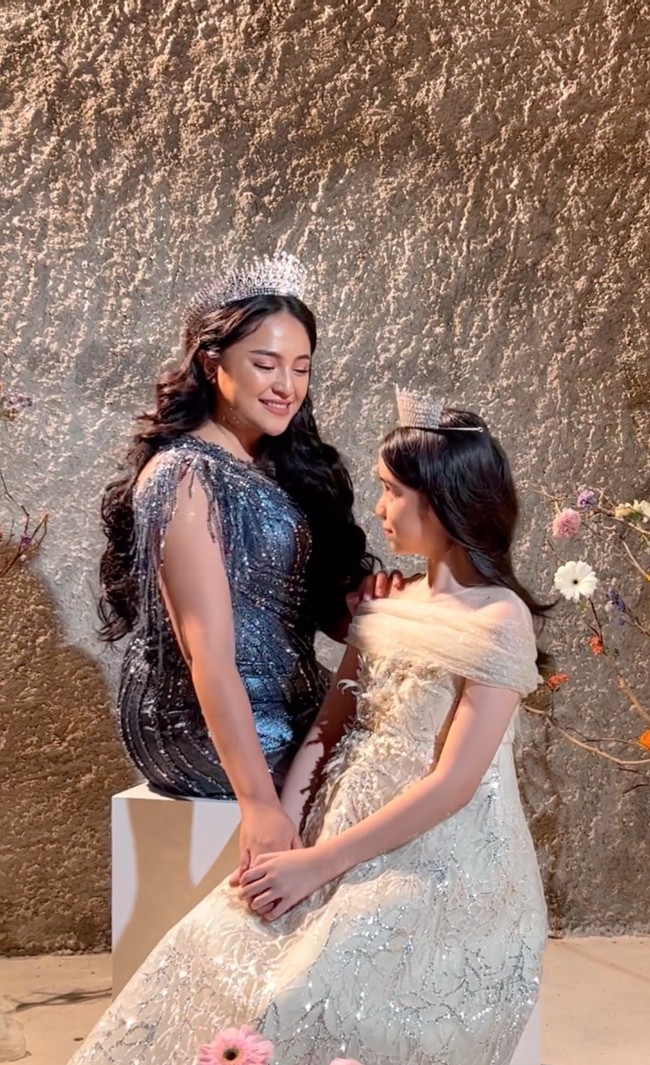 Pemotretan Marshanda dan Sienna dibantu oleh fotografer Winston Gomez. Sementara untuk MUA yang meriasnya, Marshanda mempercayakan MUA Vina Vania. Foto: Instagram/@coutier_the