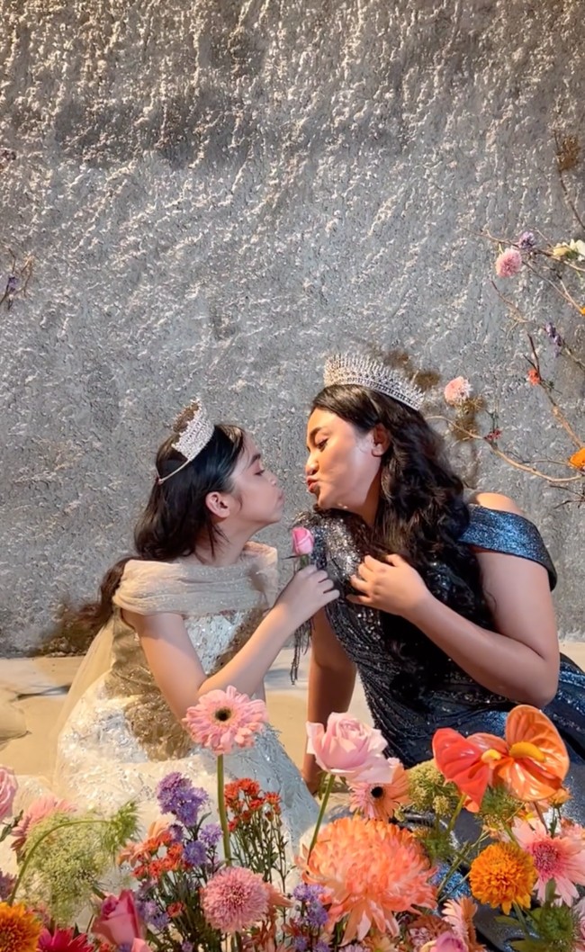 Penampilan Marshanda dan Sienna dalam pemotretan tersebut berhasil mencuri atensi netizen dan membuatnya banjir pujian. Masya Allah cantik banget... komentar salah seorang netizen. Foto: Instagram/@coutier_the